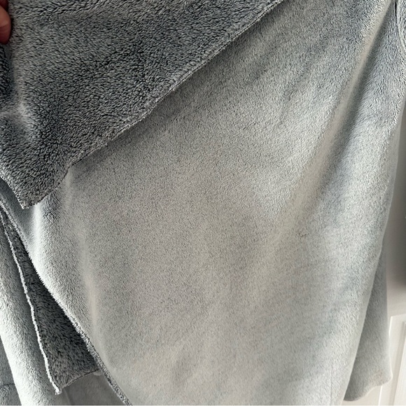 Le Chat Lingerie Ultra Soft Faux Fur Lounge Cardigan in Excellent Condition - Picture 10 of 11